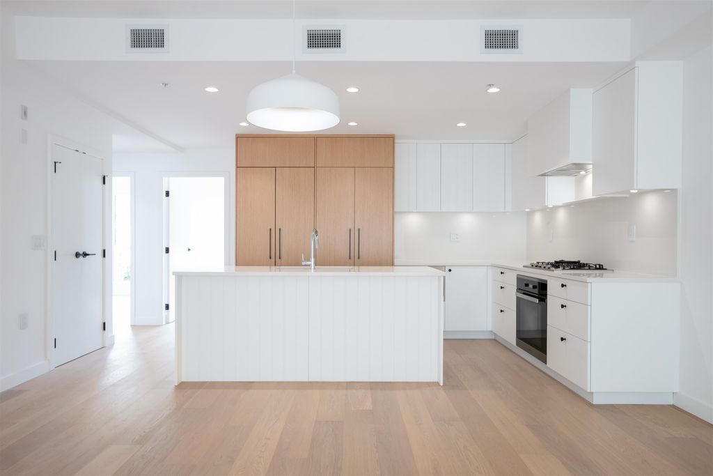 76 W King Edward Ave