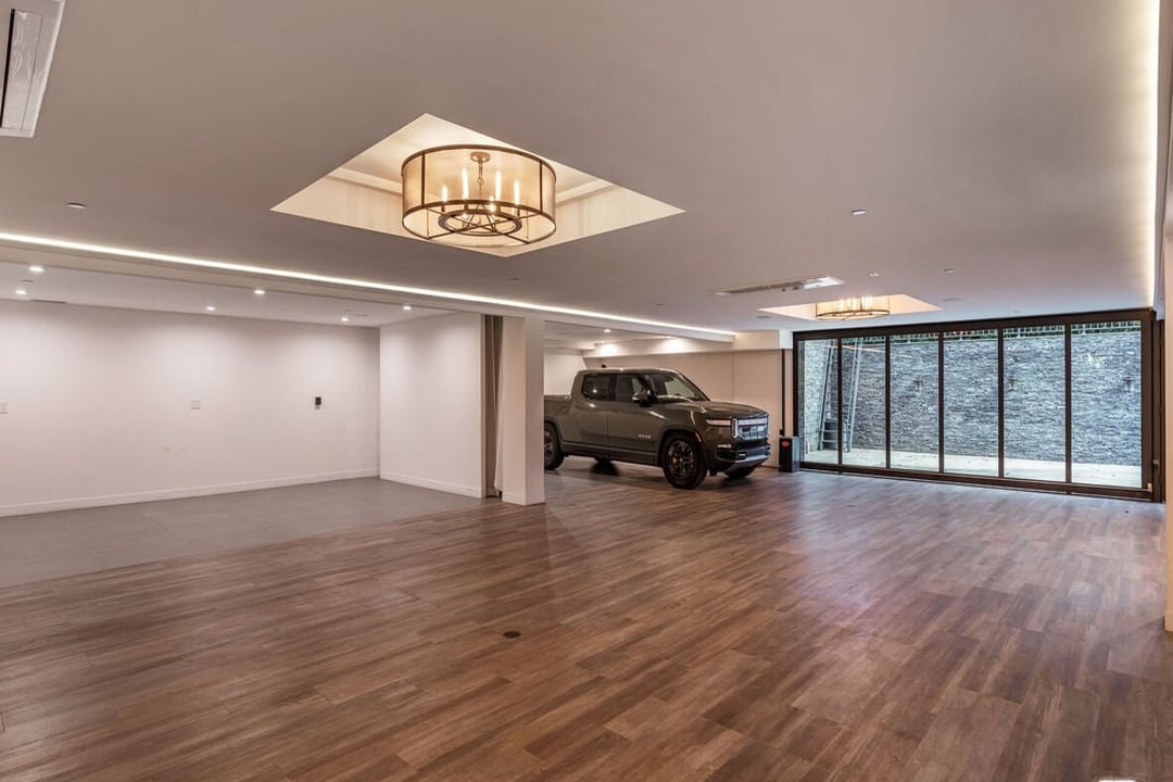 Monarch Reserve, N Norman Pl, 90049