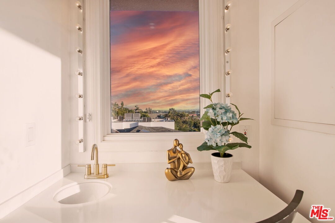 905 Berkeley St, 90403