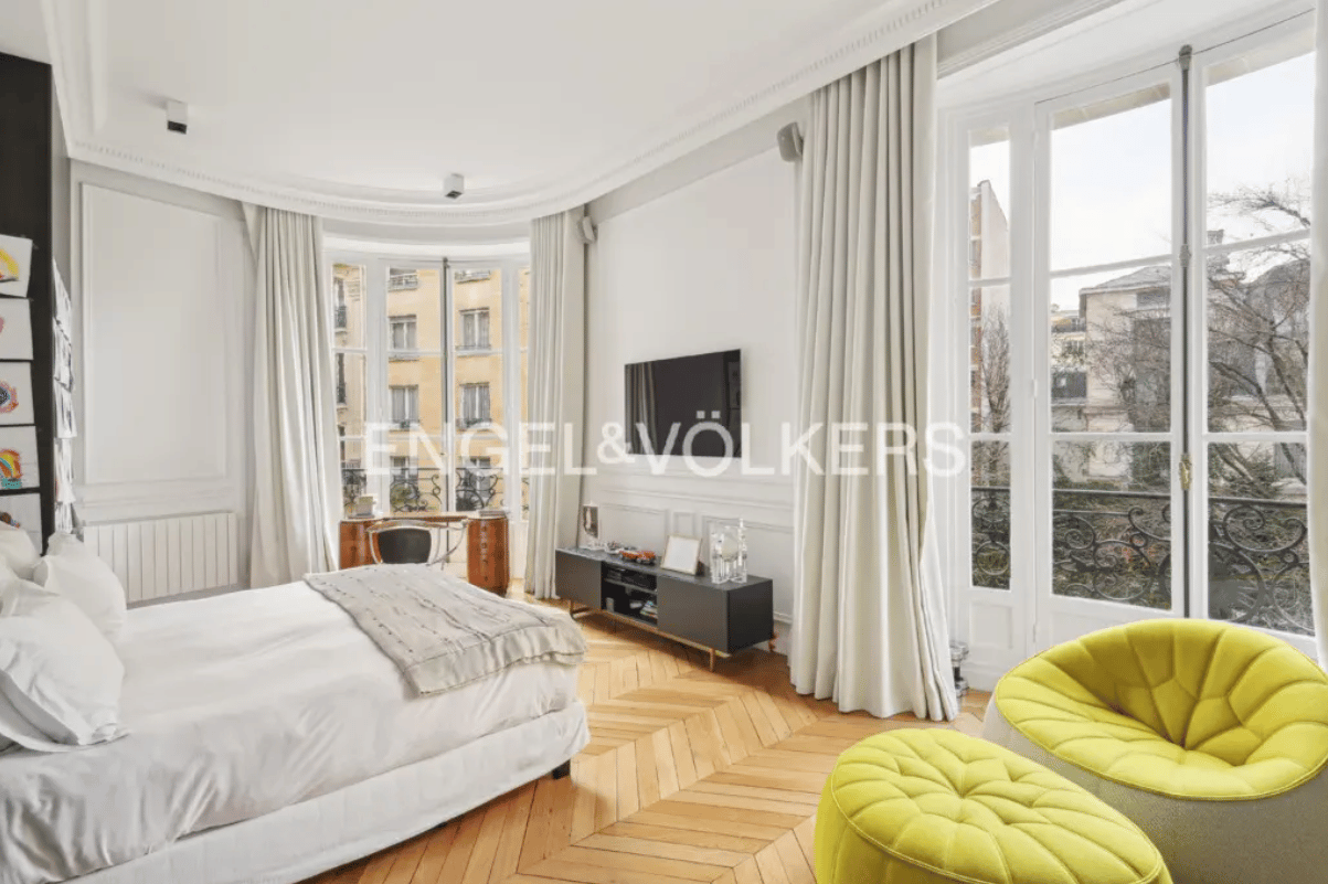 Parisian Apartment In The 16th