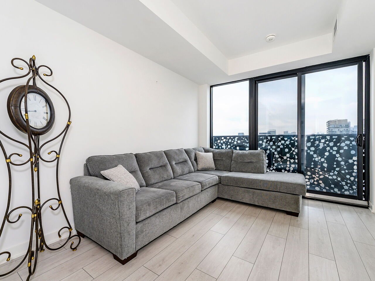 55 Charles St E Unit: 2604