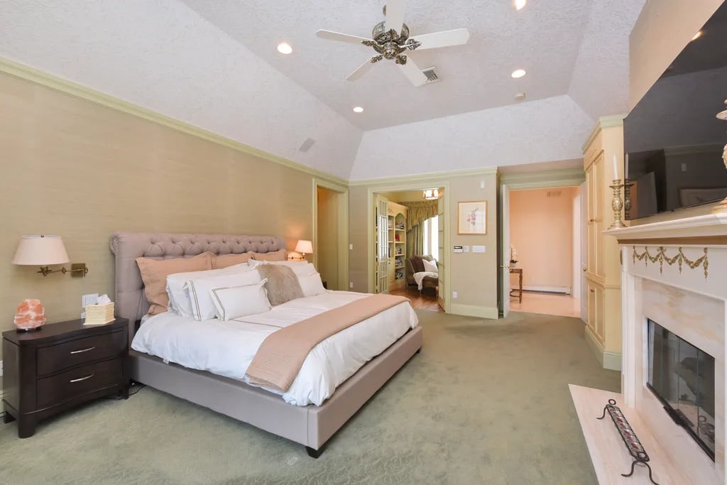 39 Hunting Hollow Ct