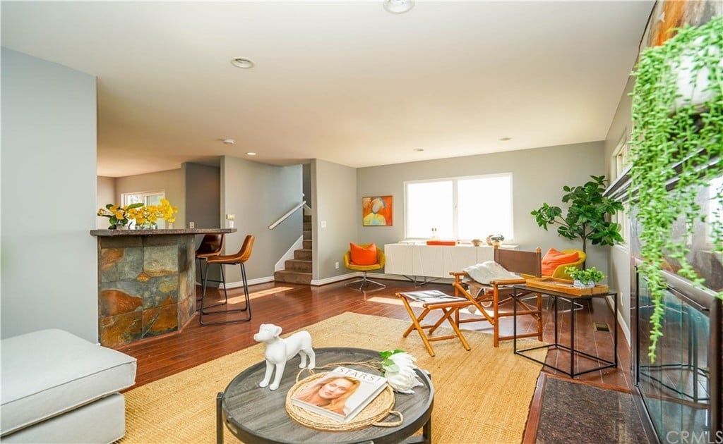 1937 Hanscom Dr