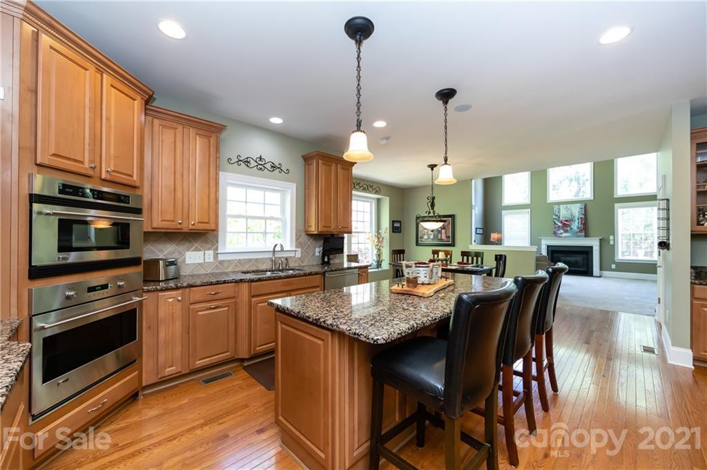 5017 Woodview Ln