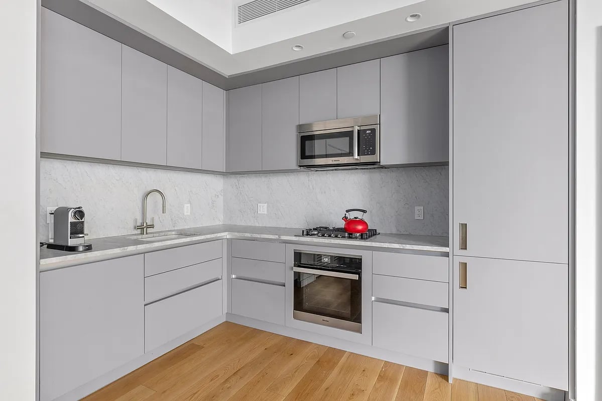 547 West 47th St Unit: 807