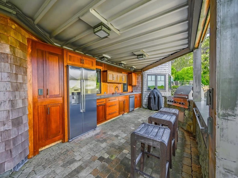 645 Lamberts Cove Rd