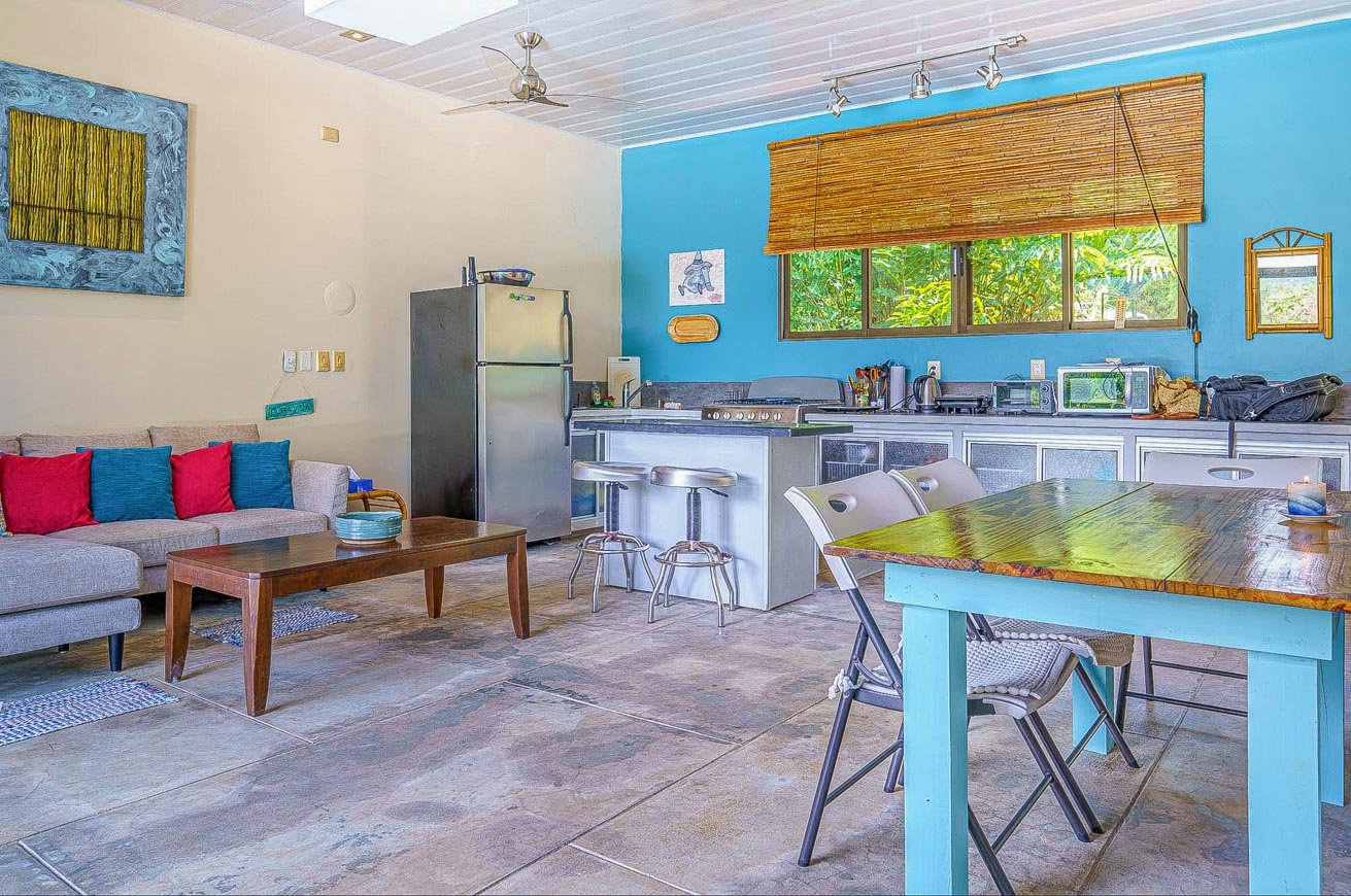 Charming 2-Bedroom Home in Ojochal, right off Finca Marañon, with stunning jungle & mountains views.
