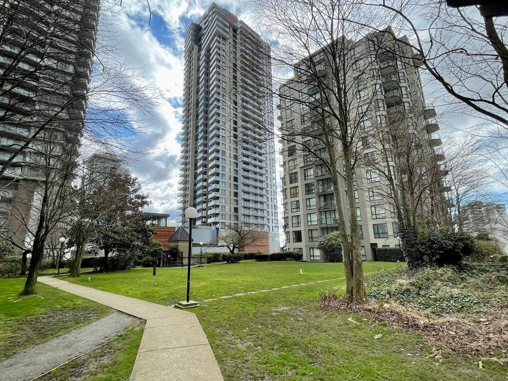 828 Agnes St, #605