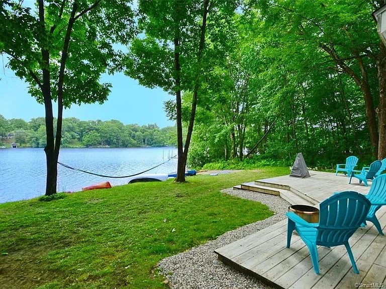 220 W Quasset Rd