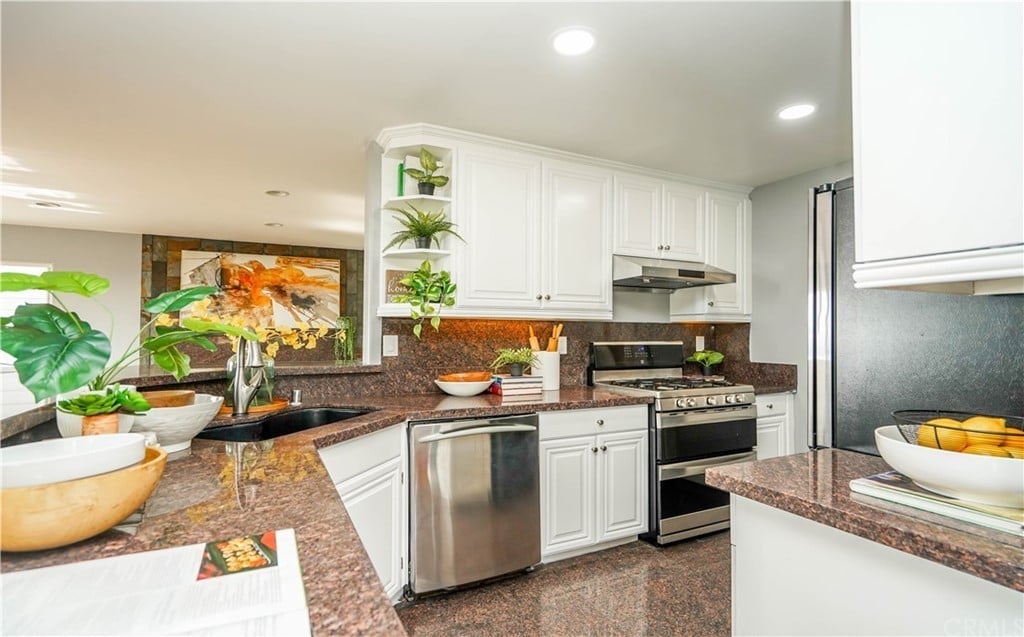 1937 Hanscom Dr