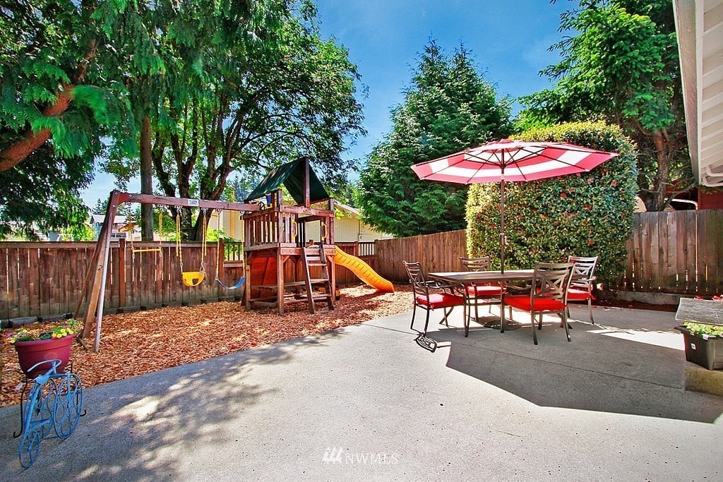999 Tacoma Ave NE