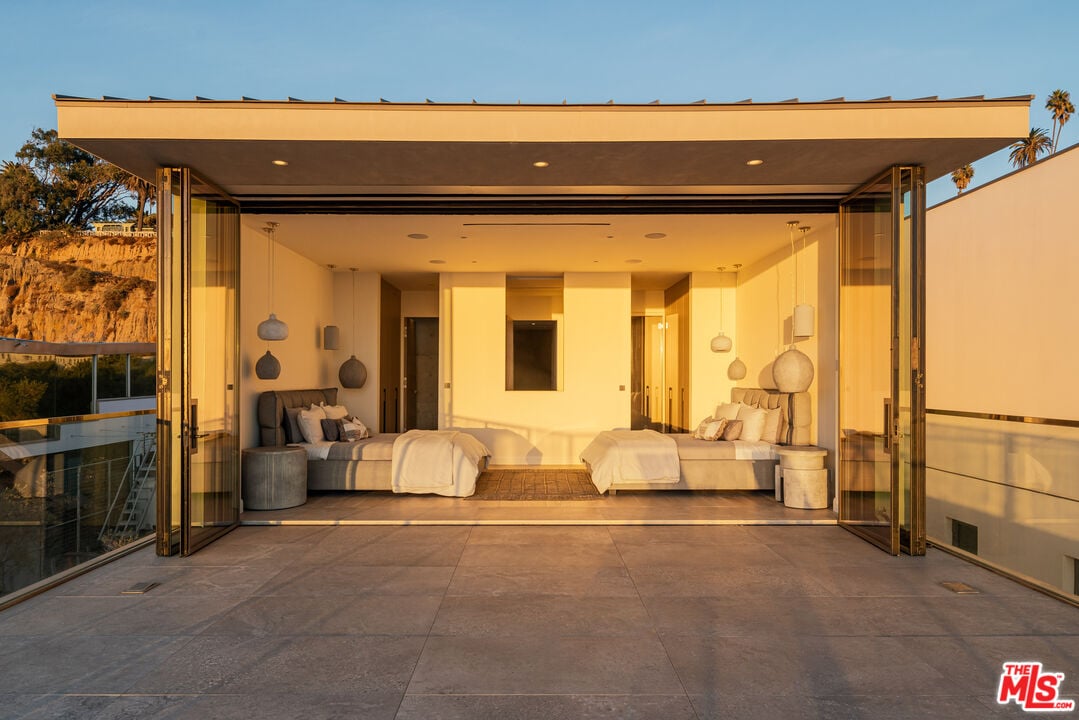 Palisades Beach Rd, 90403