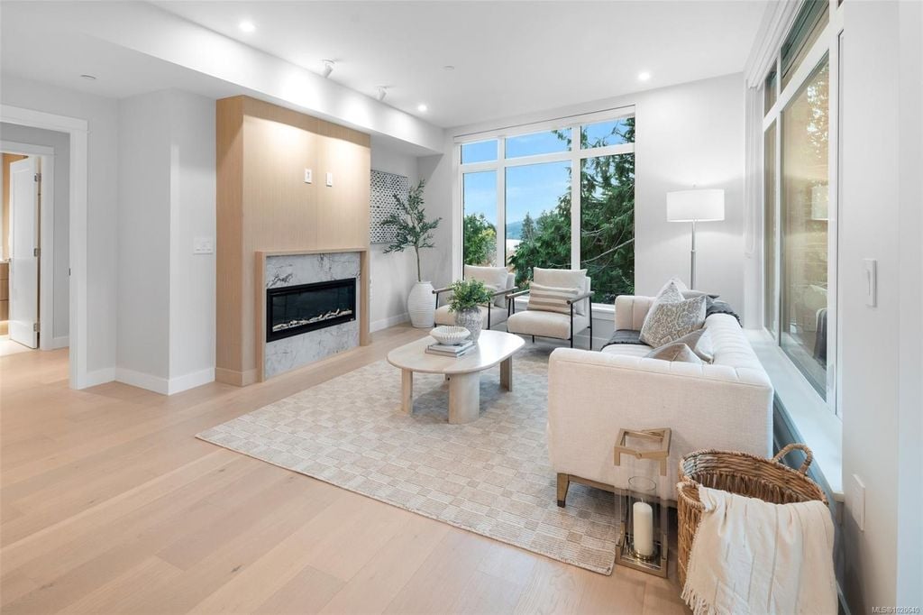 5229 Cordova Bay, #303