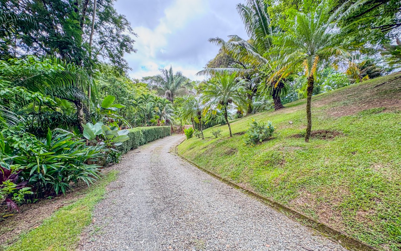 Tropical Getaway with Two Villas and Lush Gardens Near the Heart of Uvita