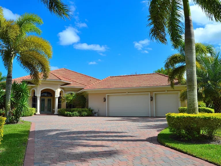 572 SW Squire Johns Ln