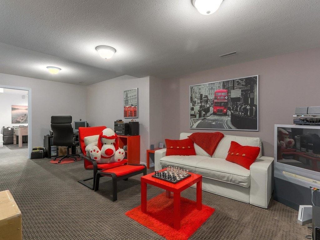807 Porteau Pl