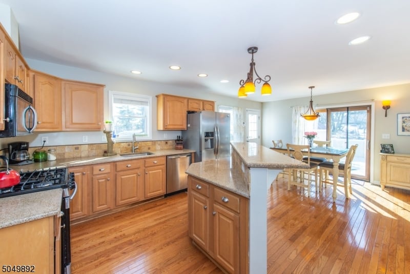 557 Lathrop Ave