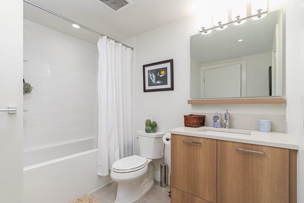 258 Nelson's Crt, #412