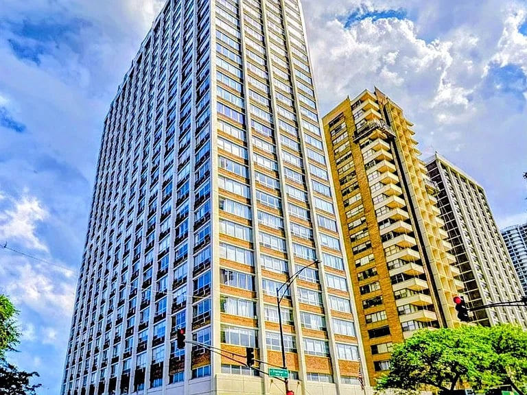 6171 N Sheridan RD 402