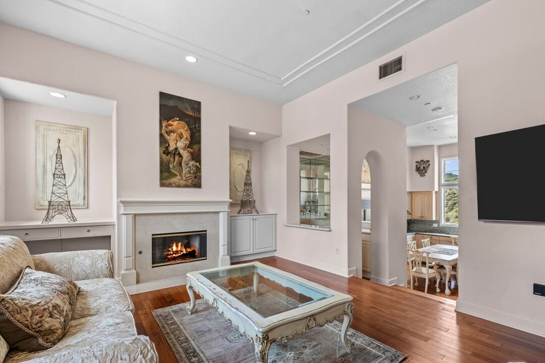 Buckingham Ln, 90077