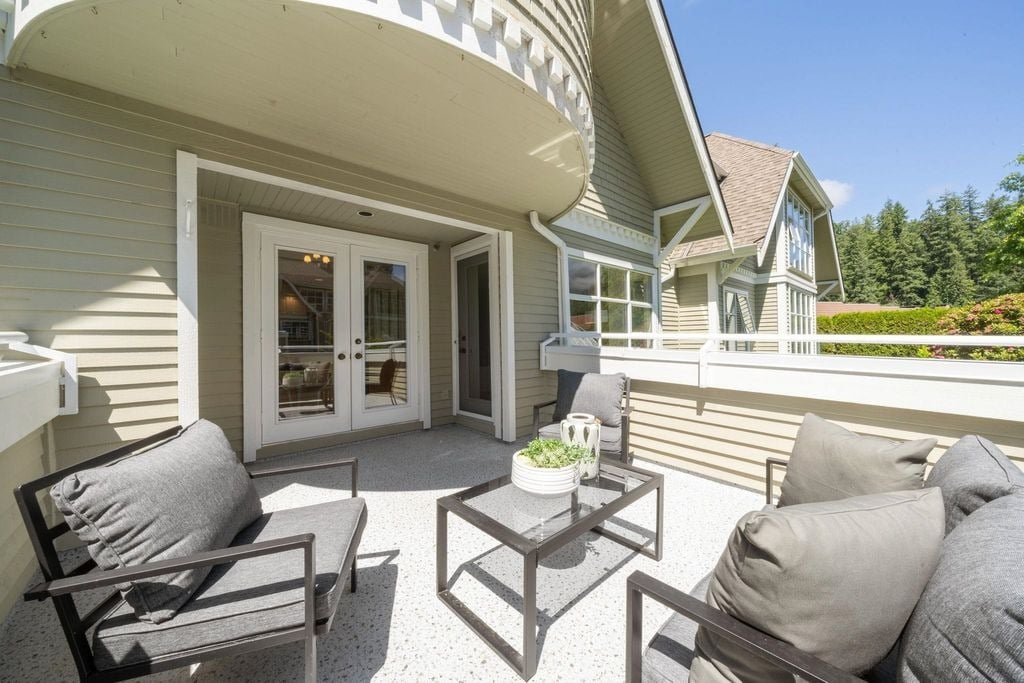 3377 Capilano Cres, #206