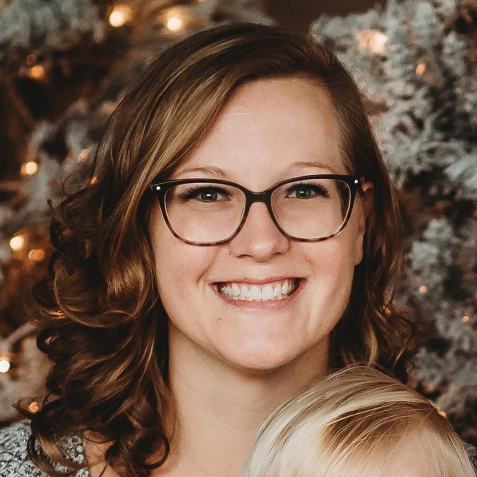 Arielle Arnold Crystal Lake, IL Real Estate Agent Headshot