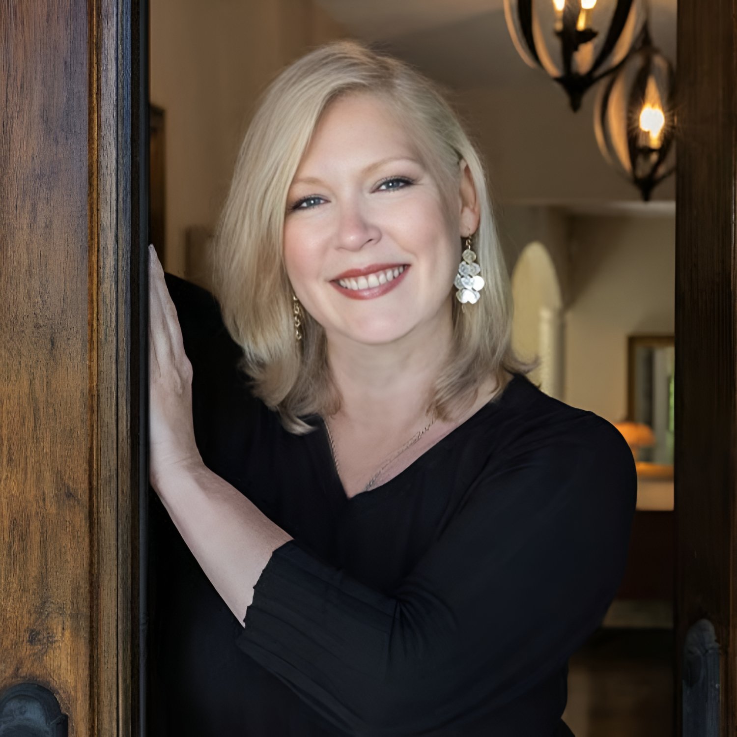 Shanon Tully real estate broker and lead agent for The Tully Team at Platinum Partners Realtors in Downers Grove Illinois