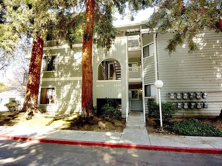 3674 Oakwood Ter., #104