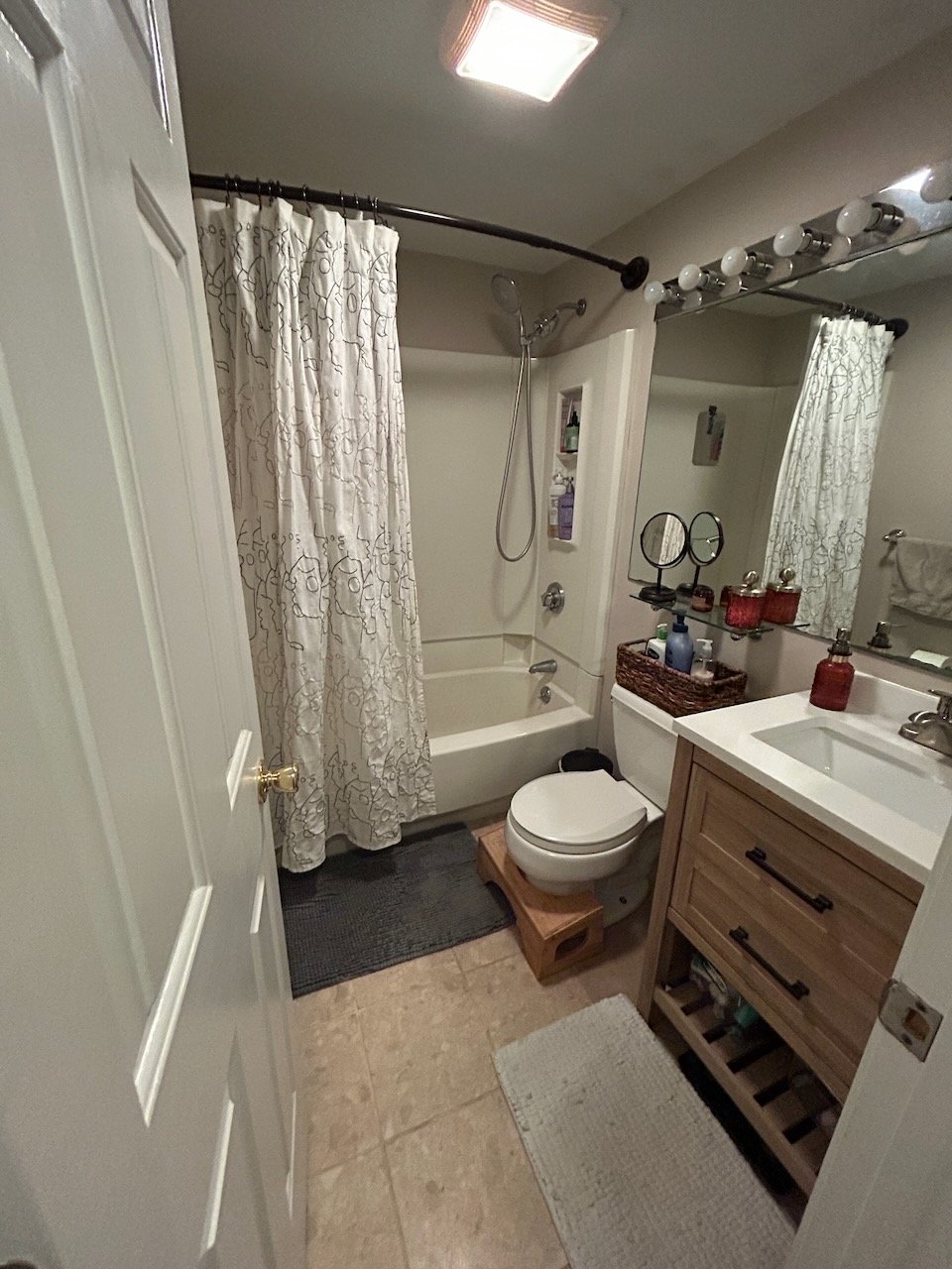 Warren Avenue - Private Entry 1 bed 1 bath w/ Laundry - Pets Negotiable! AVAILABLE MAY 1