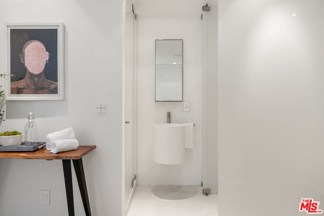 Nova Estate, Sunset Plaza Dr, 90069