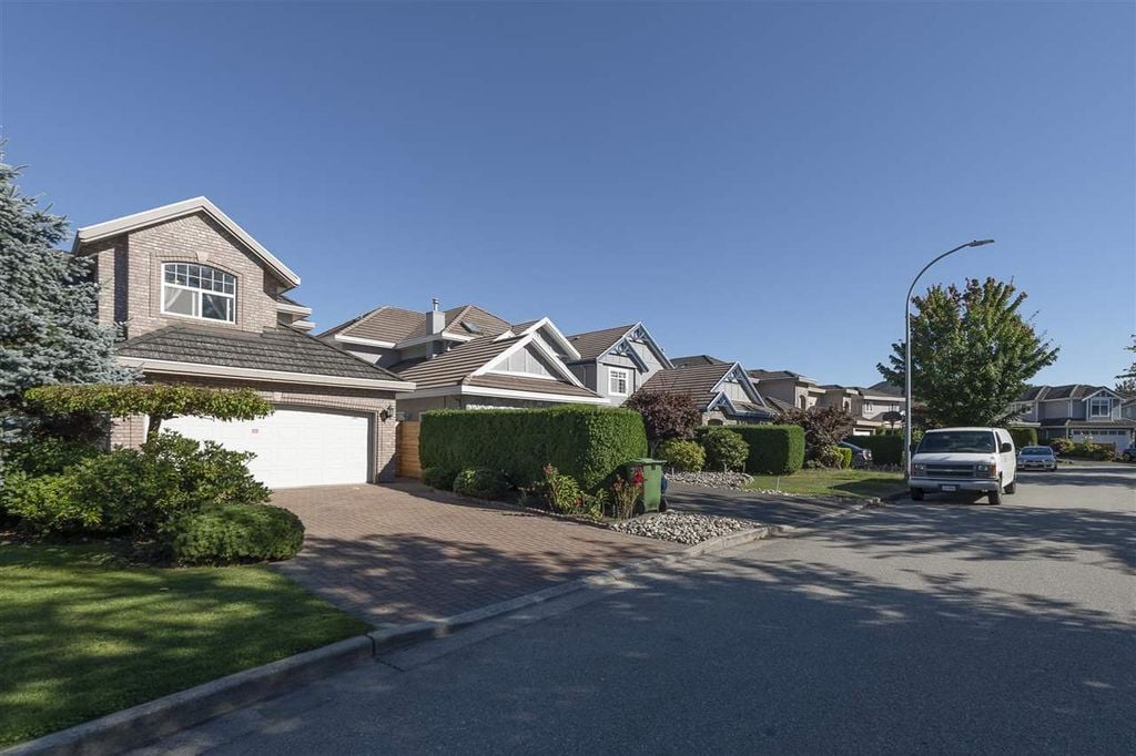 9260 Pauleshin Cres