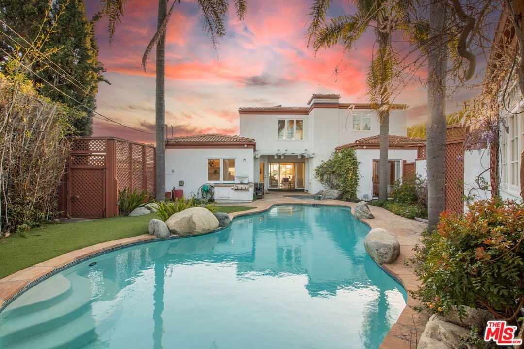 905 Berkeley St, 90403