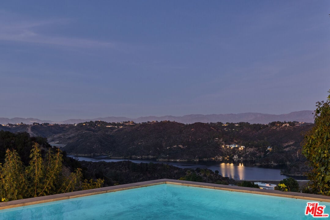 Aria Vista, Stradella Rd, 90077