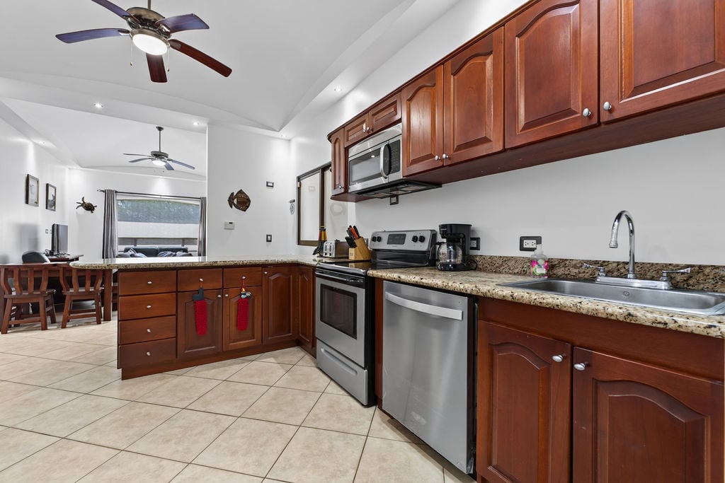 The Oaks #21 | Top-Floor, Turnkey Condo Minutes from Tamarindo
