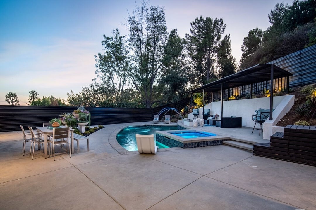 Canyon Lake Dr, 90068