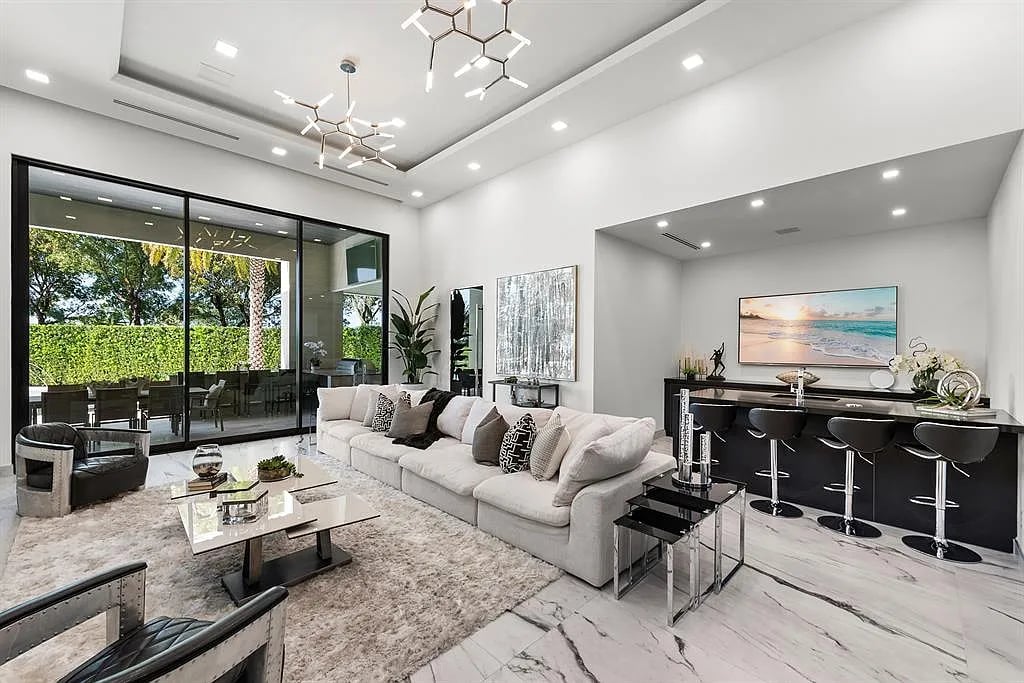 4041 Country Club Ln