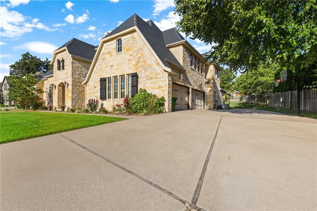 3275 Thornbury Dr