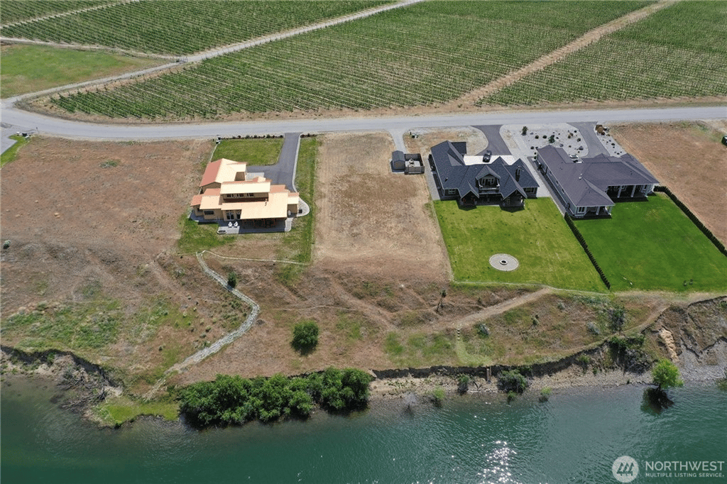 151 N Shore Dr