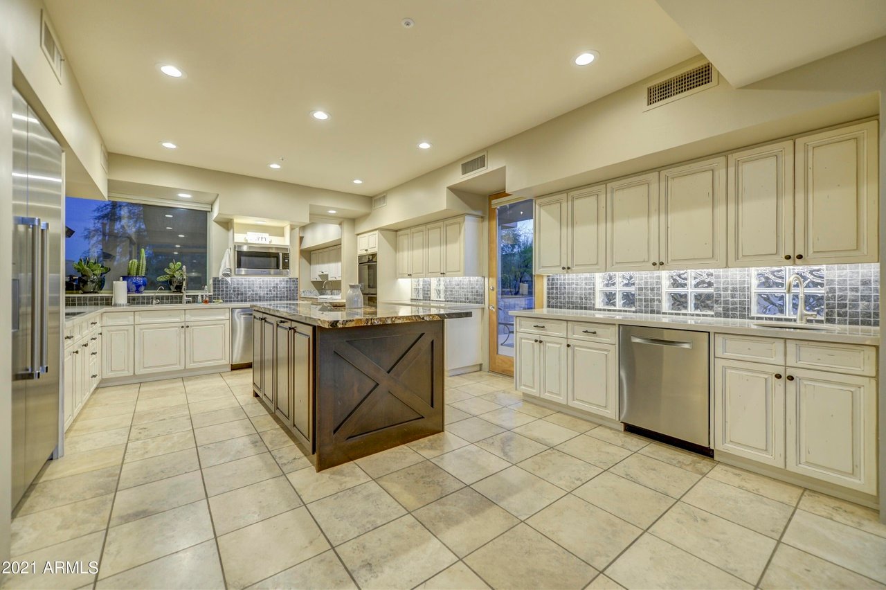 10526 E Cinder Cone Trl