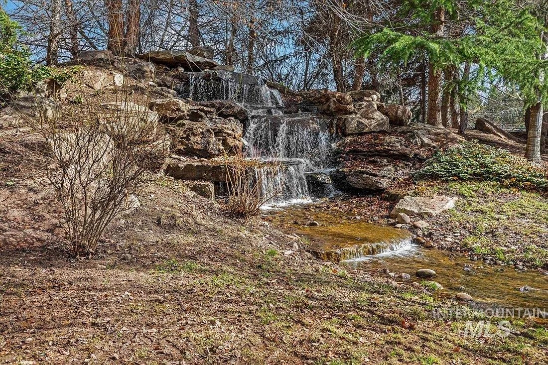 1612 S Stream Pointe Ln