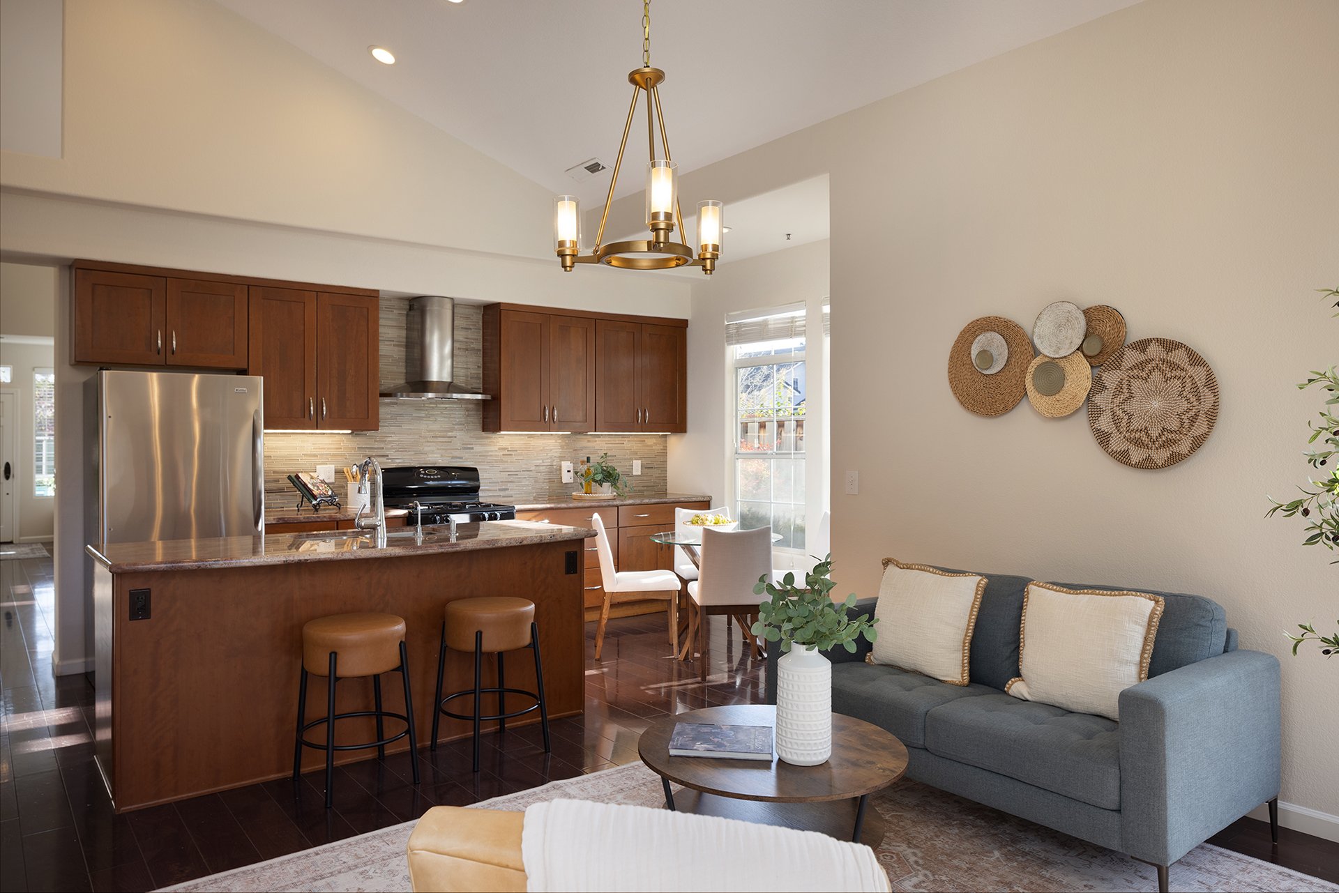Las Palmas Living - 17776 Riverbend Road