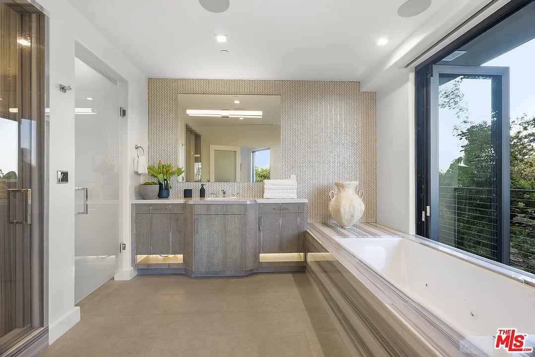 8130 W Laurel View Dr