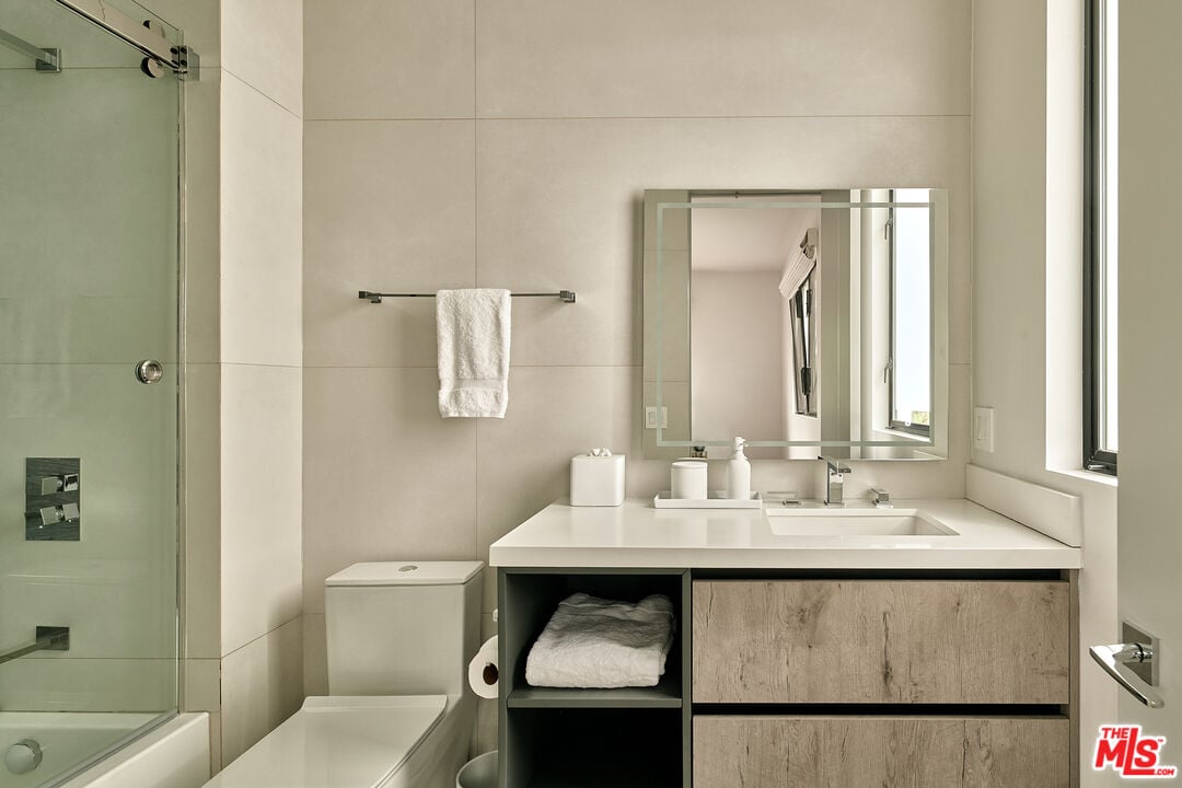 N Bowling Green Way, 90049