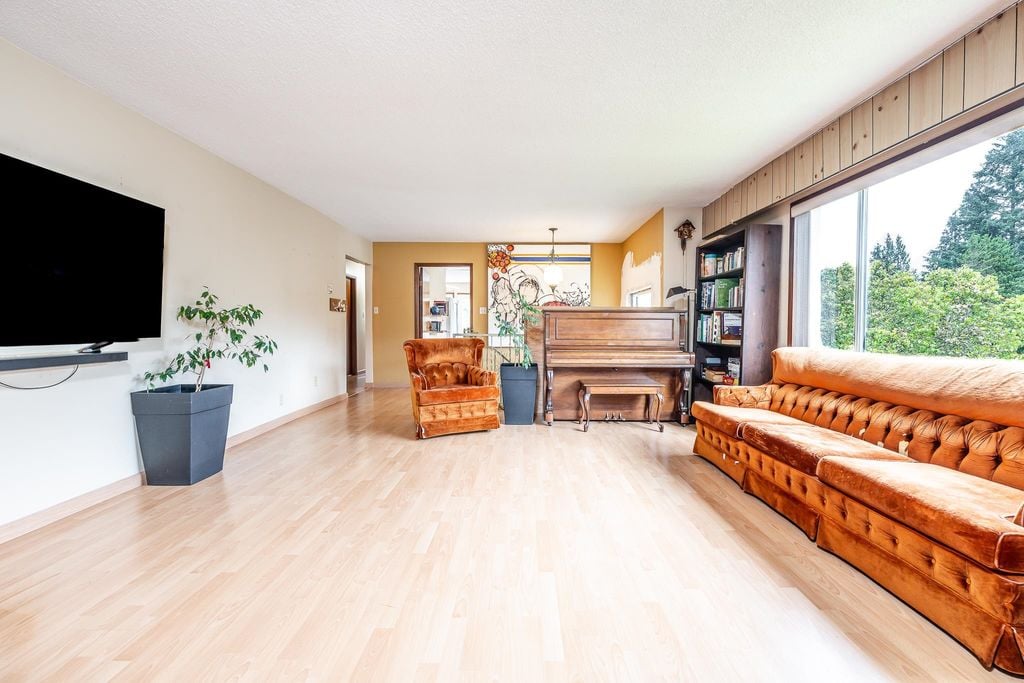 2332 Argyle Cres