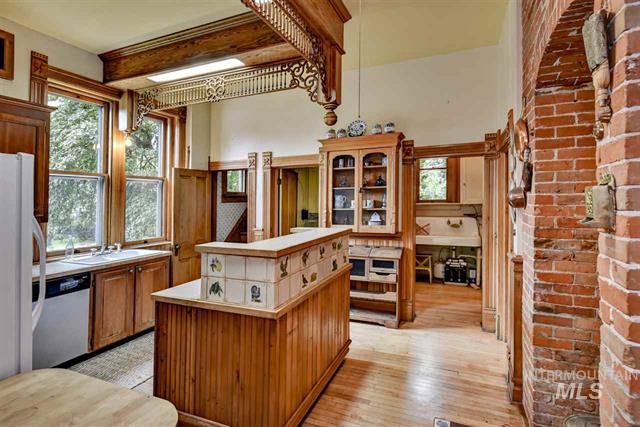 1109 E Warm Springs Ave