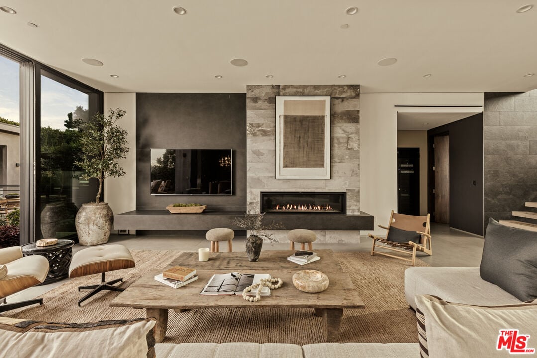 Aria Vista, Stradella Rd, 90077