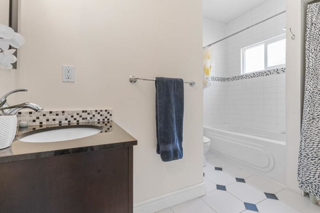1607 E Georgia St