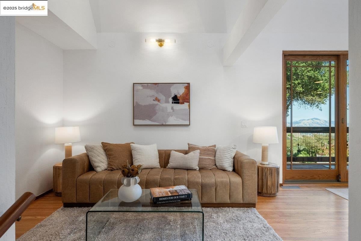 2112 Manzanita Dr
