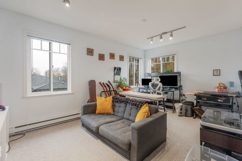 4135 John St