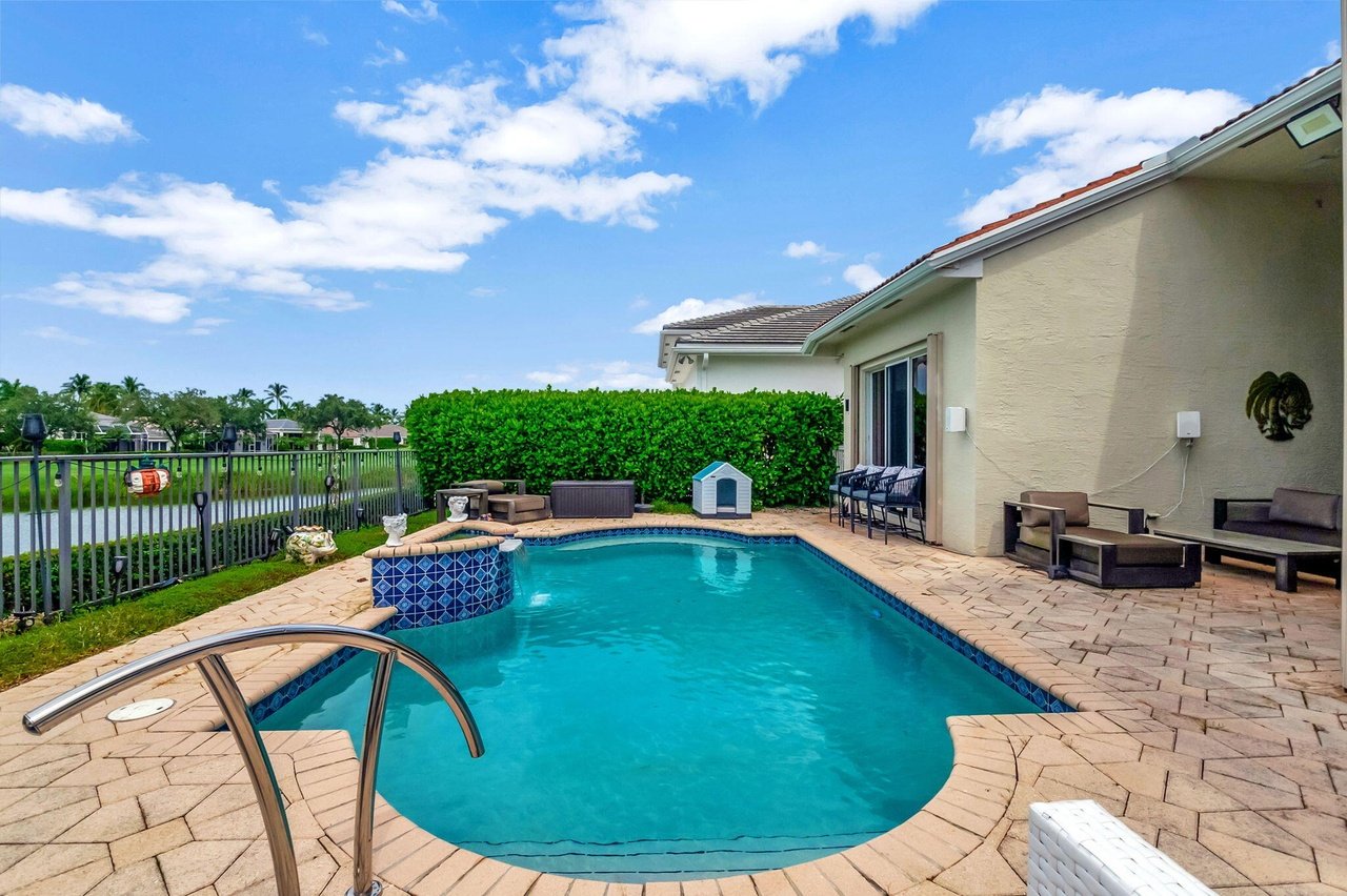 4137 NW Briarcliff Cir